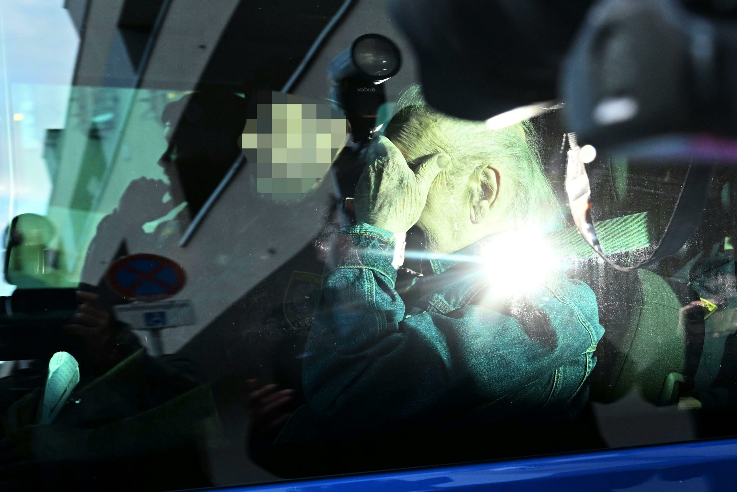 Josef Fritzl wird zu seiner Anhörung bezüglich einer Verlegung vom Maßnahmen- in den Normalvollzug am Landesgericht in Krems gebracht. (Archivbild)