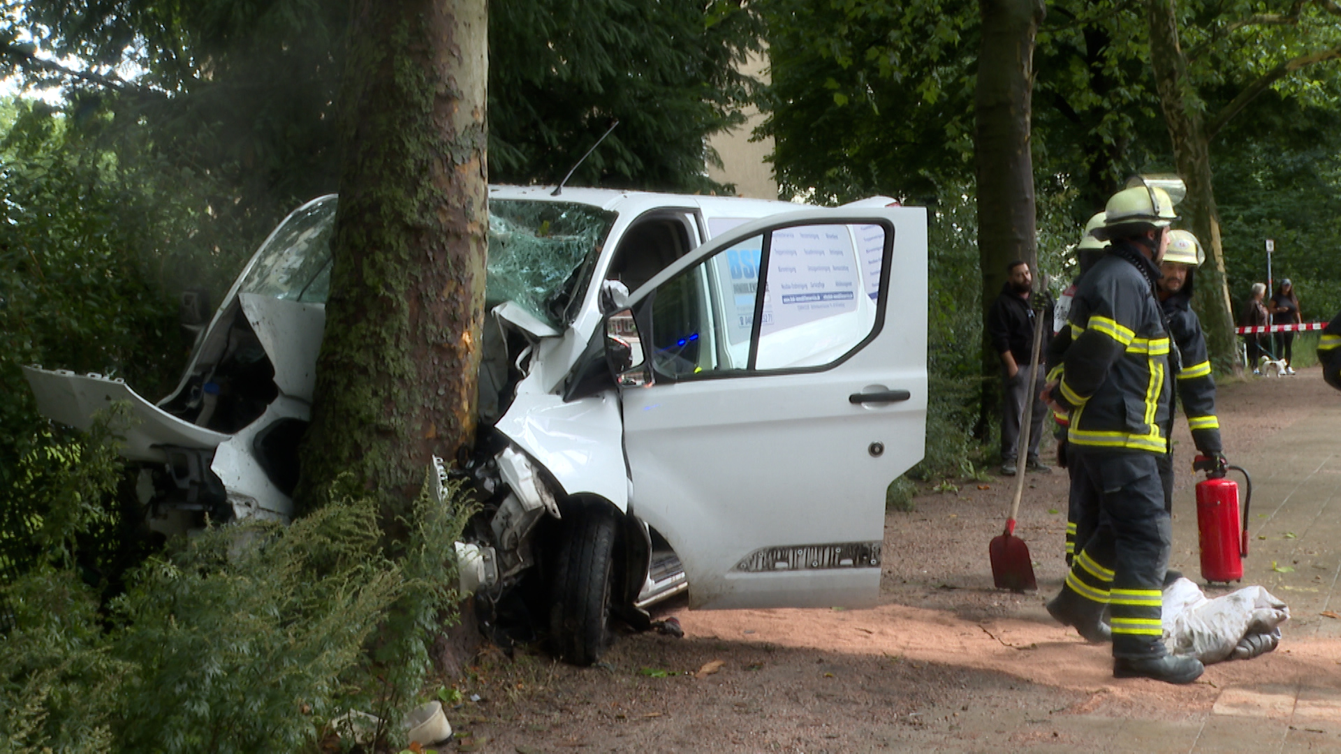 Schwerer Unfall in Altona-Altstadt – Transporter rast über Rad- und Fußweg und kracht dann gegen Baum