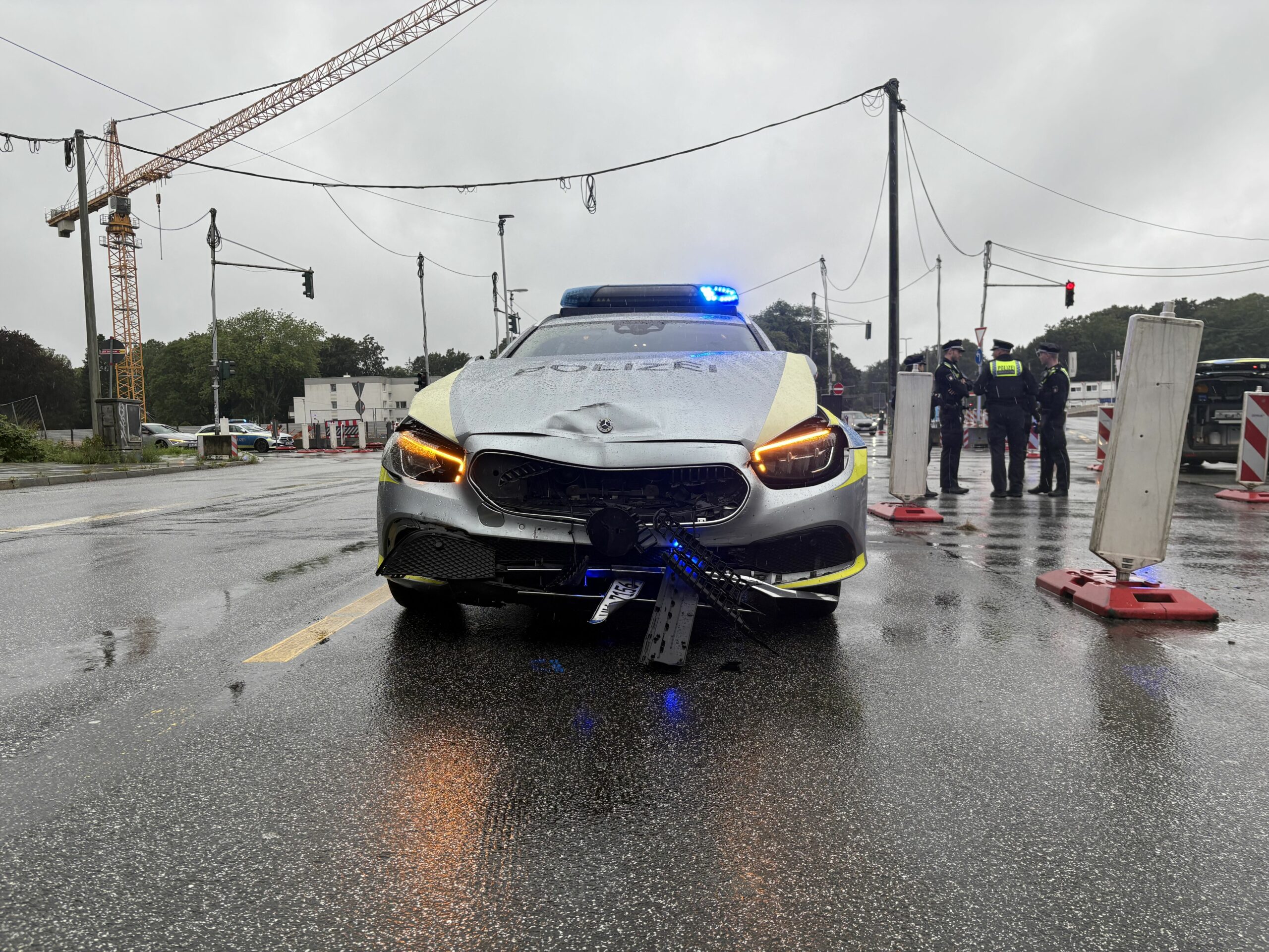 Der Hamburger Streifenwagen erlitt vor allem im Frontbereich Schaden.