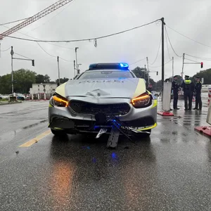 Der Hamburger Streifenwagen erlitt vor allem im Frontbereich Schaden.