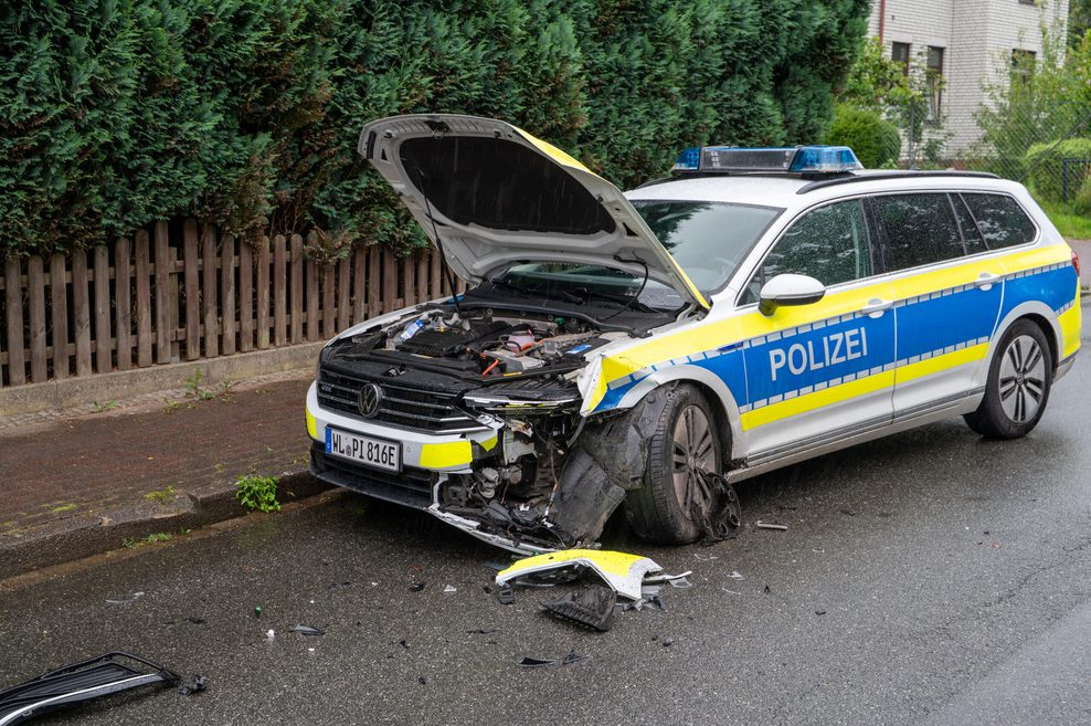 Der Streifenwagen wurde bei der Kollision schwer beschädigt.