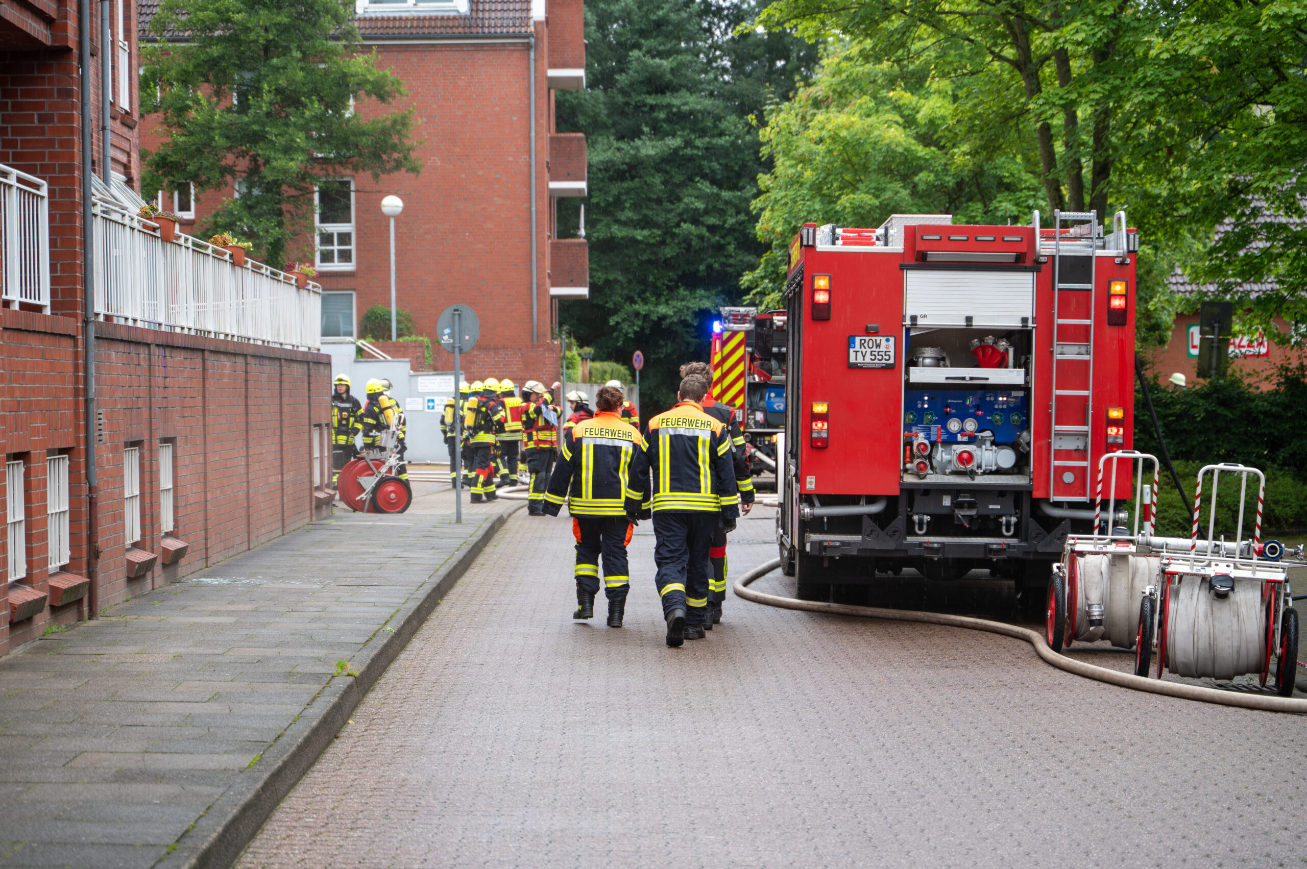 Feuerwehrkräfte am Einsatzort in Rotenburg (Wümme).