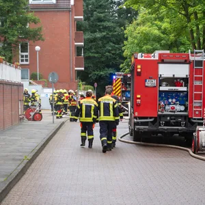 Feuerwehrkräfte am Einsatzort in Rotenburg (Wümme).