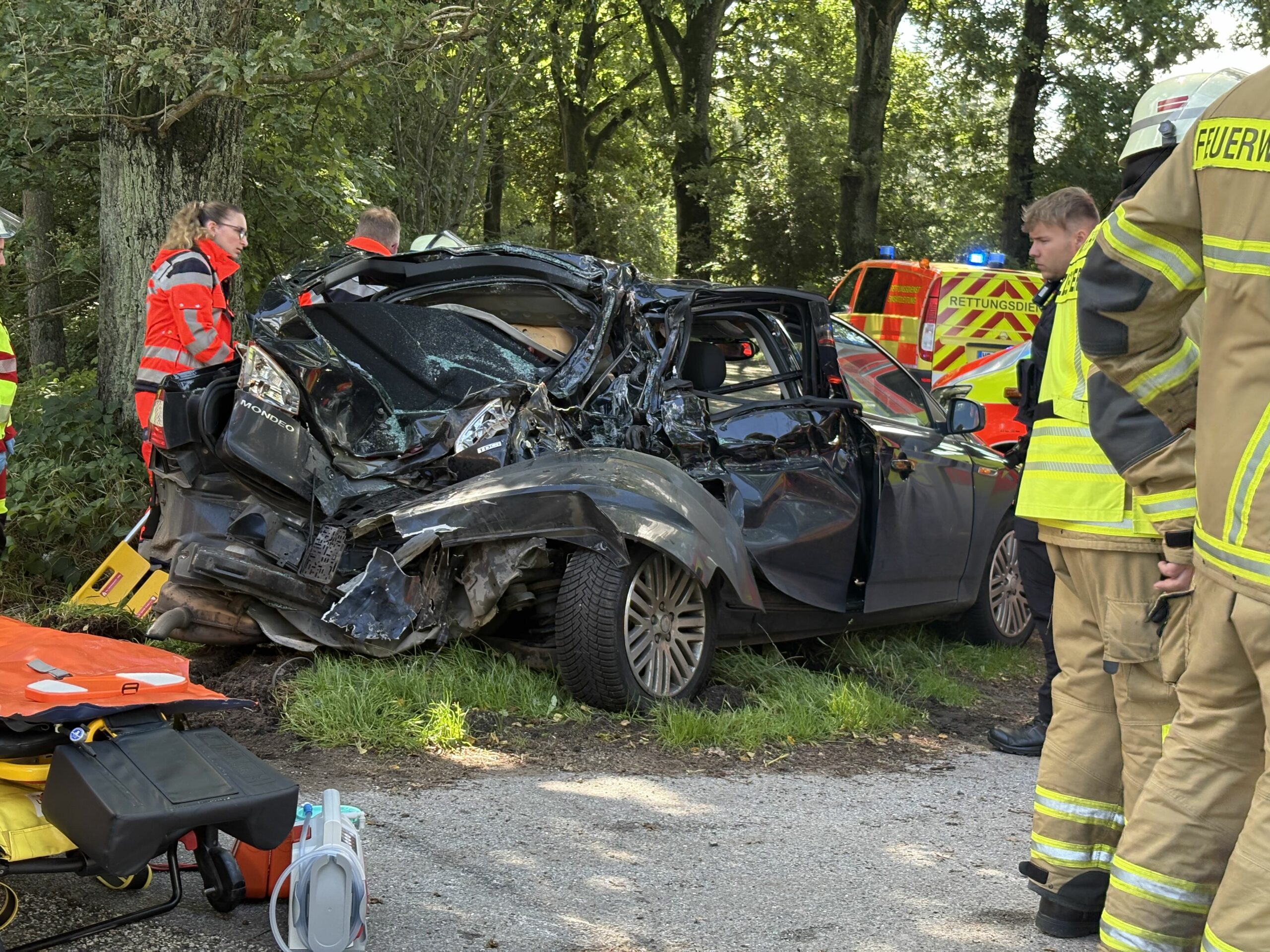Die beiden Autos wurden durch den Unfall stark beschäfigt.