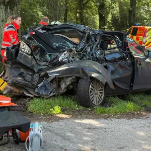 Die beiden Autos wurden durch den Unfall stark beschäfigt.