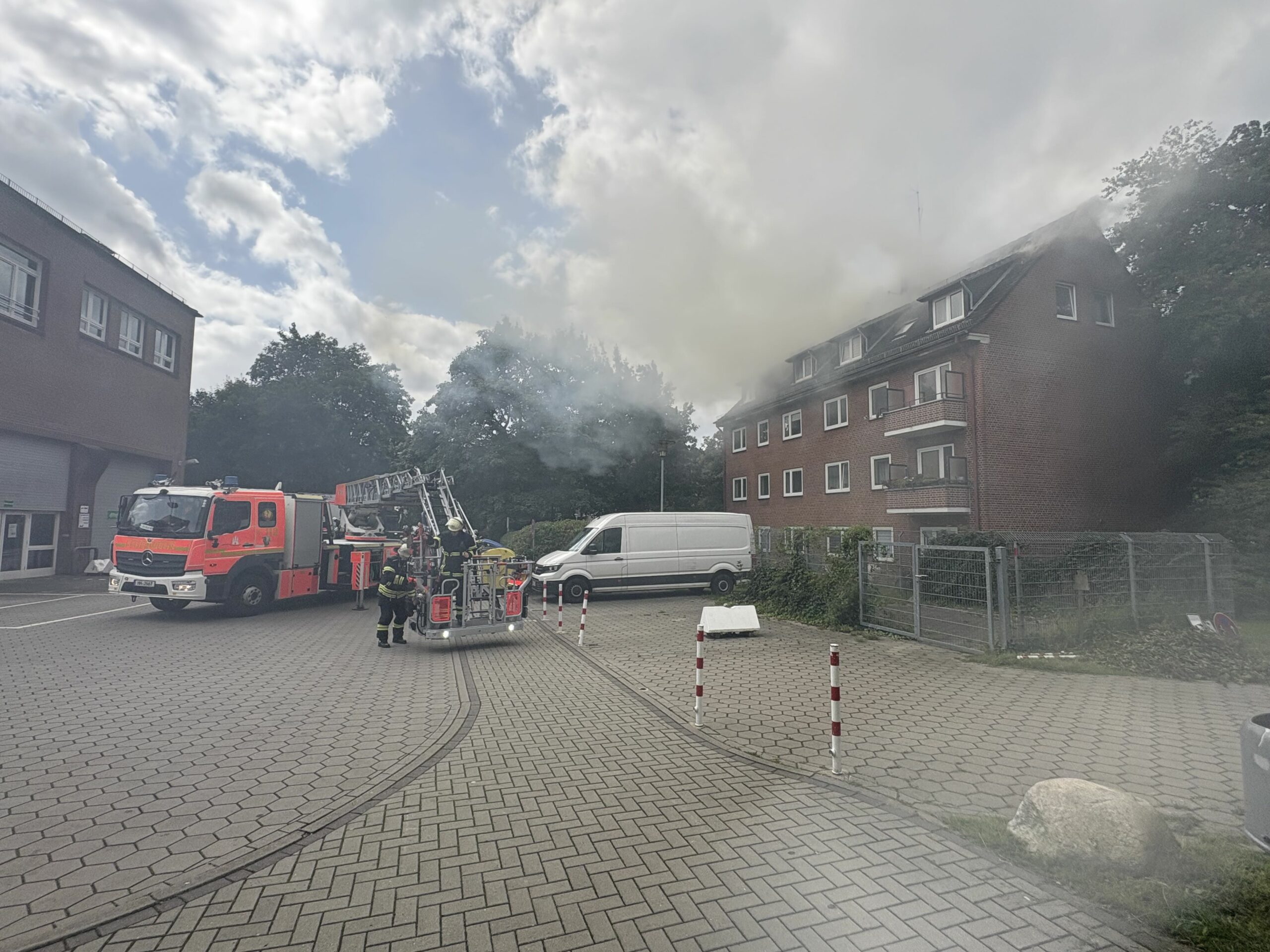 In dem Dachgeschoss des Mehrfamilienhauses hat es am Dienstag gebrannt.