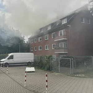 In dem Dachgeschoss des Mehrfamilienhauses hat es am Dienstag gebrannt.