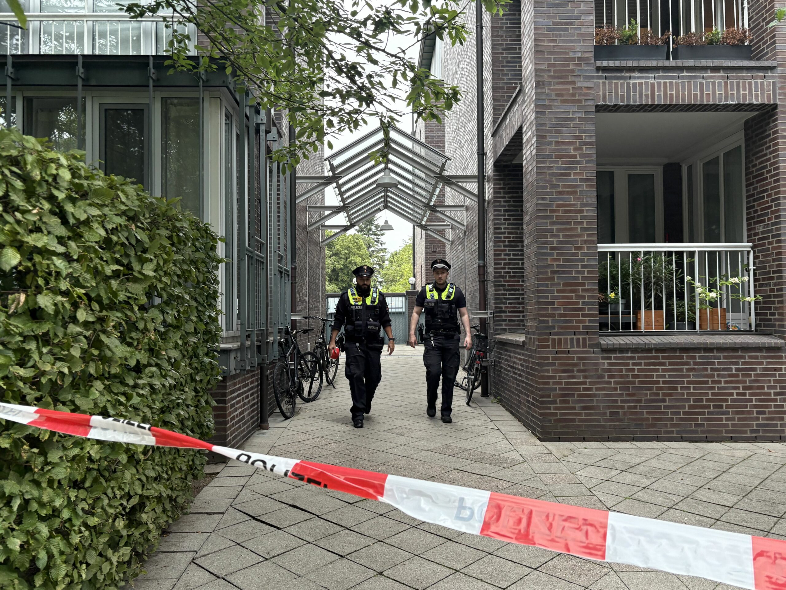In einer Wohnung in Winterhude haben Passanten eine Leiche entdeckt.