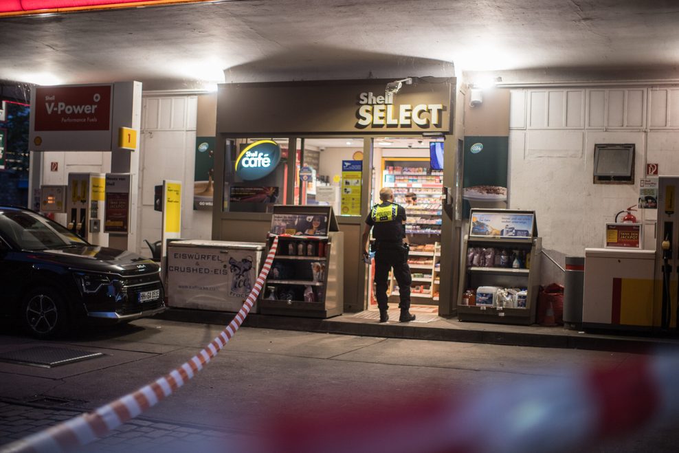 An dieser Tankstelle wurde der Rucksack samt Waffe gestohlen.