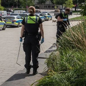 Auch am Dienstag geht die Suche nach dem Diebesgut mit erheblichem Personaleinsatz weiter.