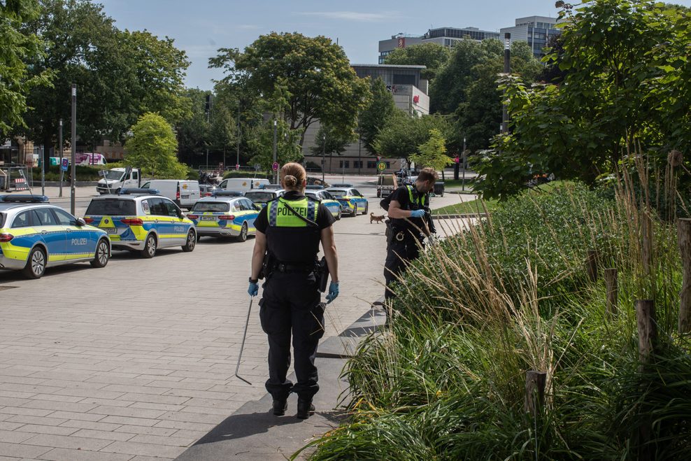 Auch am Dienstag geht die Suche nach dem Diebesgut mit erheblichem Personaleinsatz weiter.