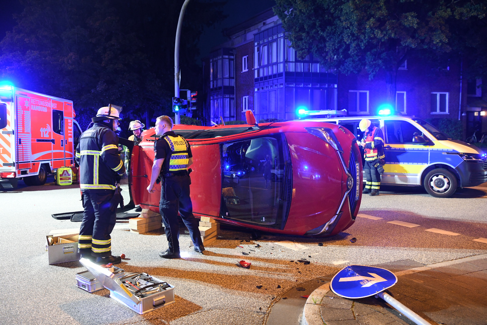 Die Feuerwehr sicherte die Unfallstelle an der Kreuzung Oldesloer Straße / Schleswiger Damm