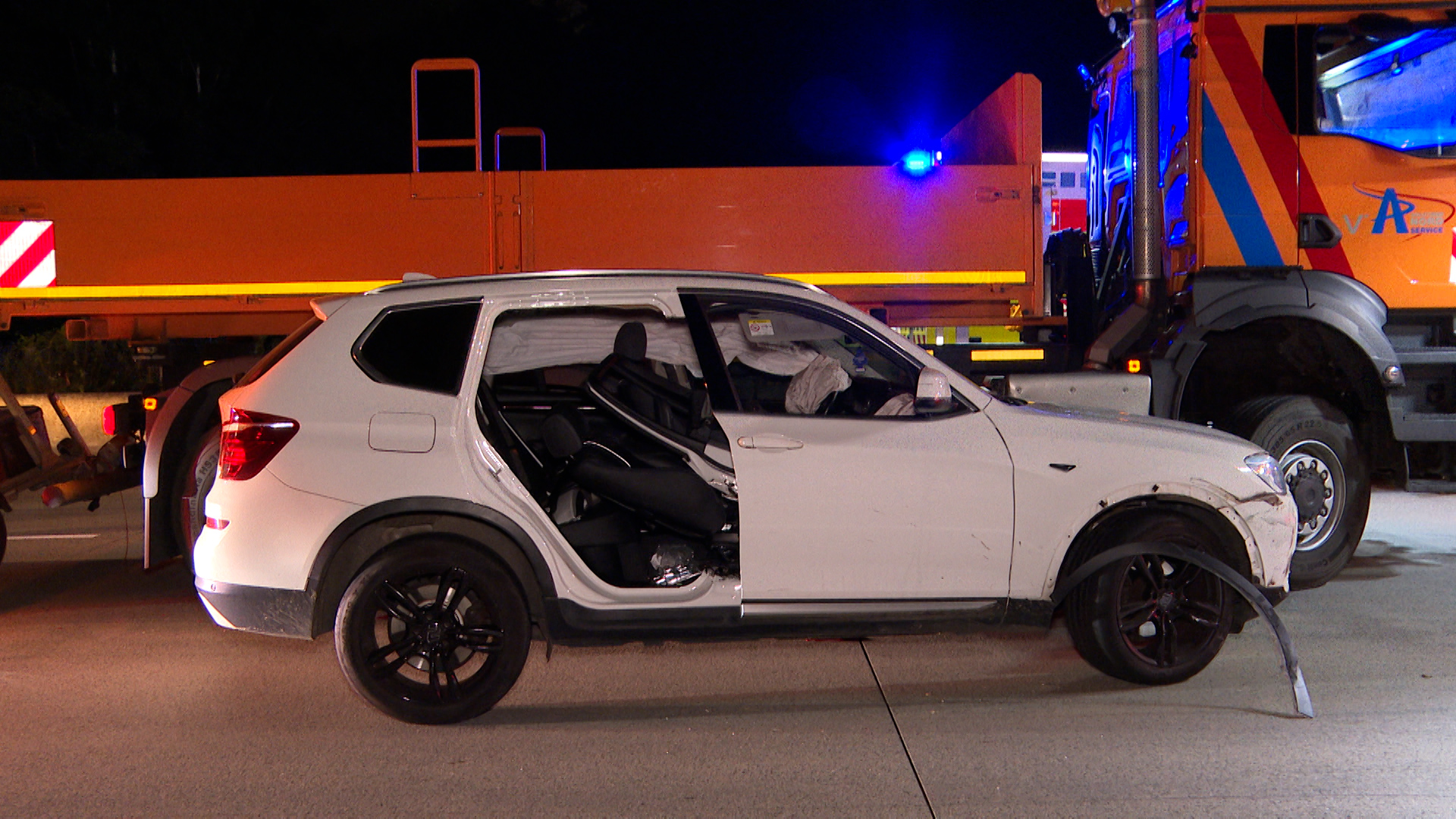 Der SUV nach dem Unfall auf der A7.