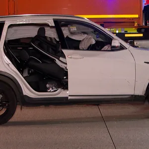 Der SUV nach dem Unfall auf der A7.