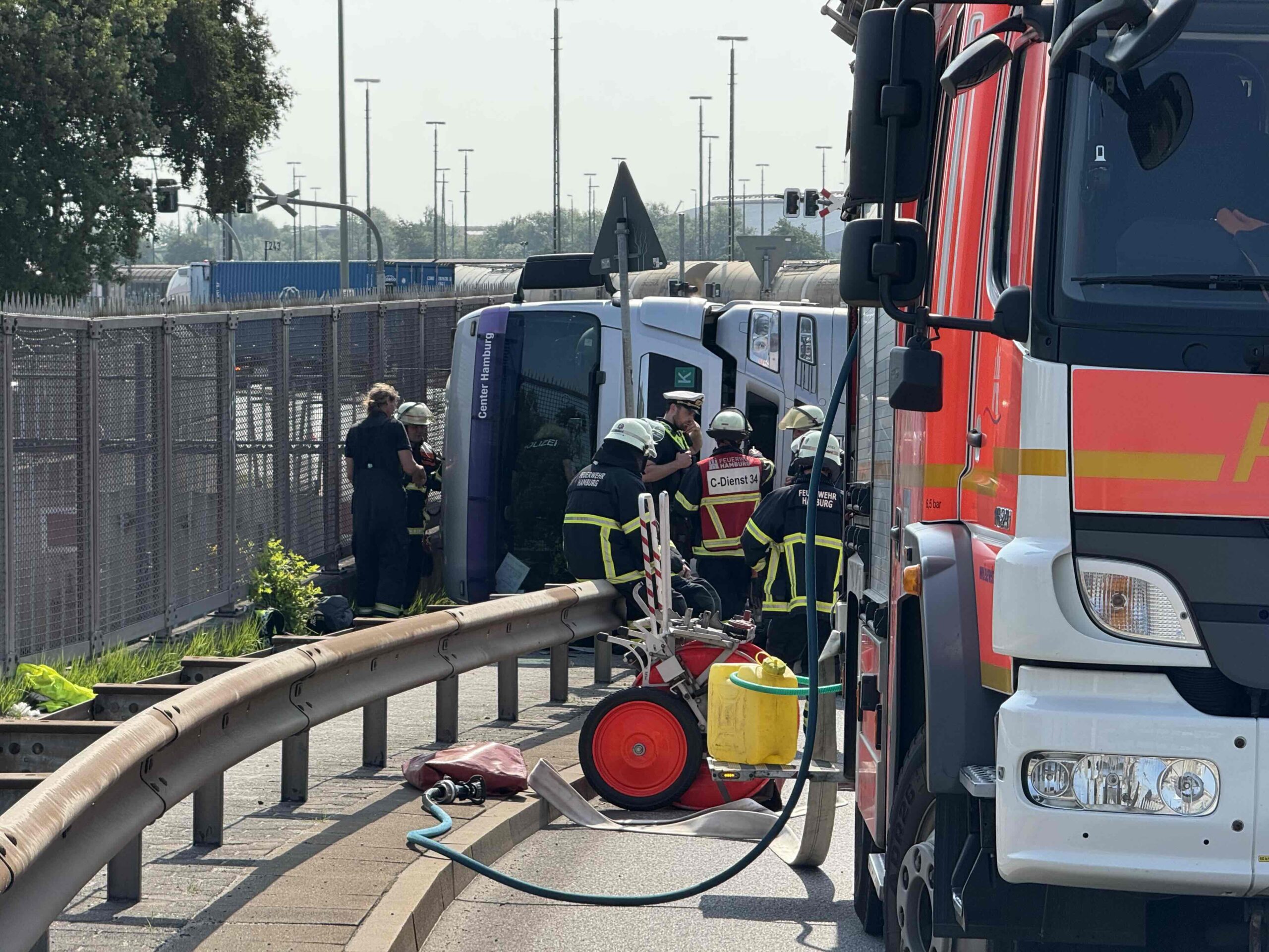 Lkw im Hafen auf seite gekippt. Fahrer verletzt befreit – Straßensperrung