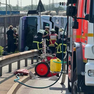 Lkw im Hafen auf seite gekippt. Fahrer verletzt befreit – Straßensperrung