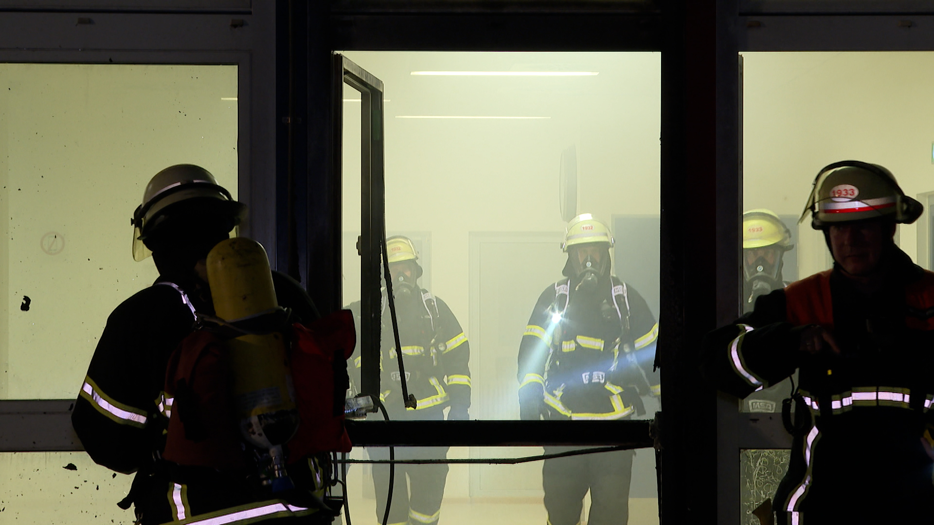 Feuerwehrleute löschen den Brand an der Julius-Leber-Schule in Hamburg-Schnelsen.