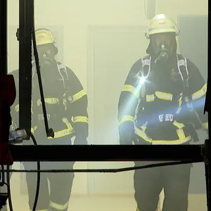Feuerwehrleute löschen den Brand an der Julius-Leber-Schule in Hamburg-Schnelsen.