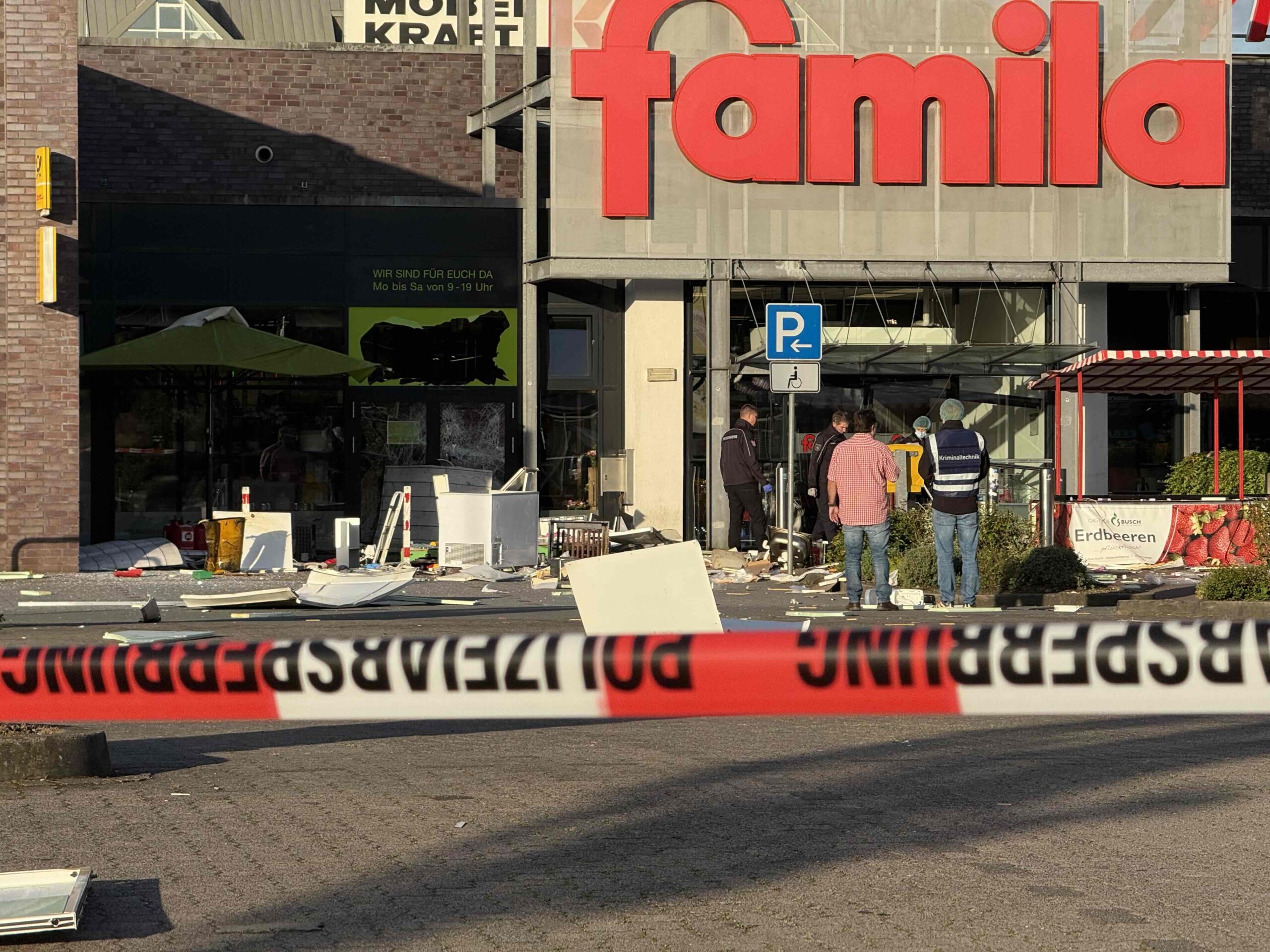 Eine Wurstbude vor dem Famila in Buchholz ist in der Nacht explodiert.