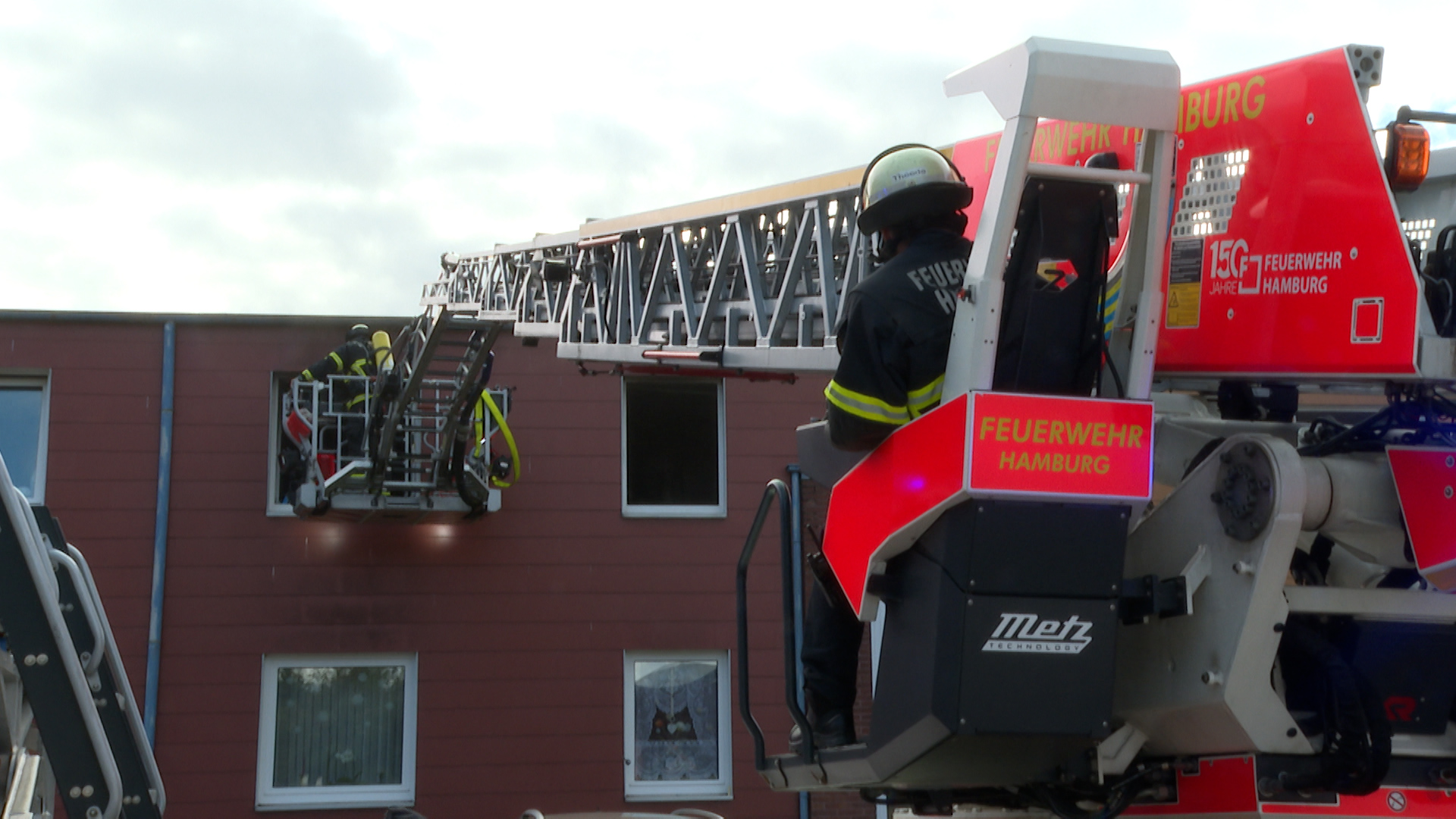 Feuerwehr an einem verqualmten Fenster