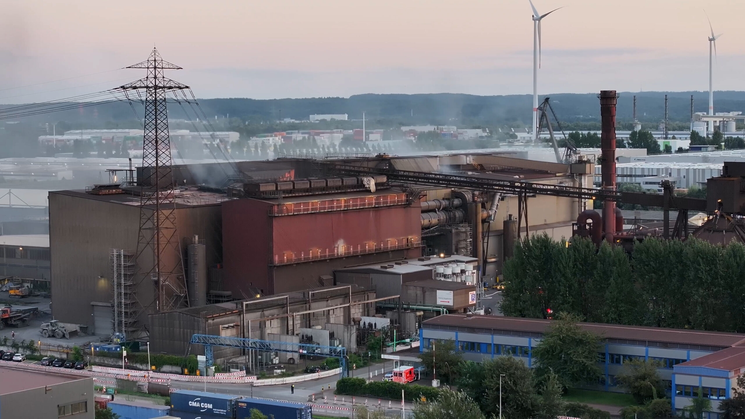 Im Hamburger Werk von ArcelorMittal in Waltershof sollen große Mengen flüssiger Stahl ausgelaufen sein.