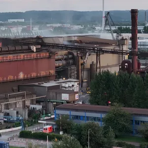Im Hamburger Werk von ArcelorMittal in Waltershof sollen große Mengen flüssiger Stahl ausgelaufen sein.