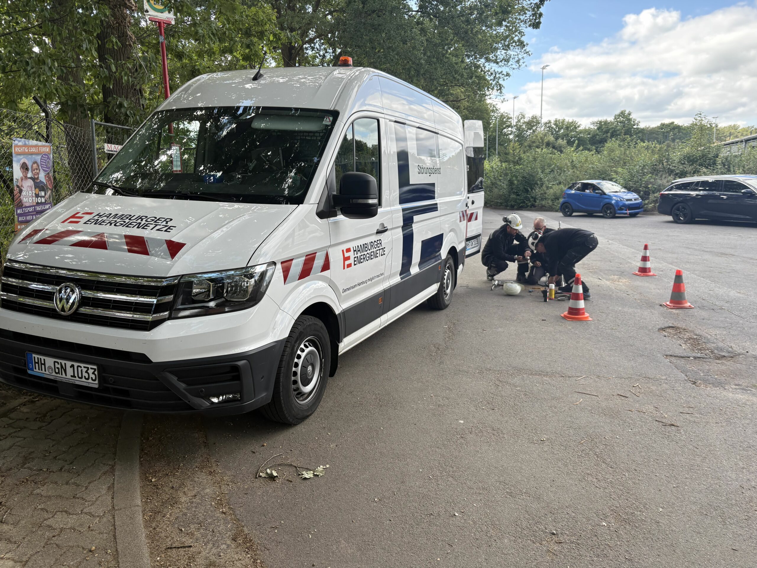 Mitarbeiter des Gasnetz Hamburg am Einsatzort
