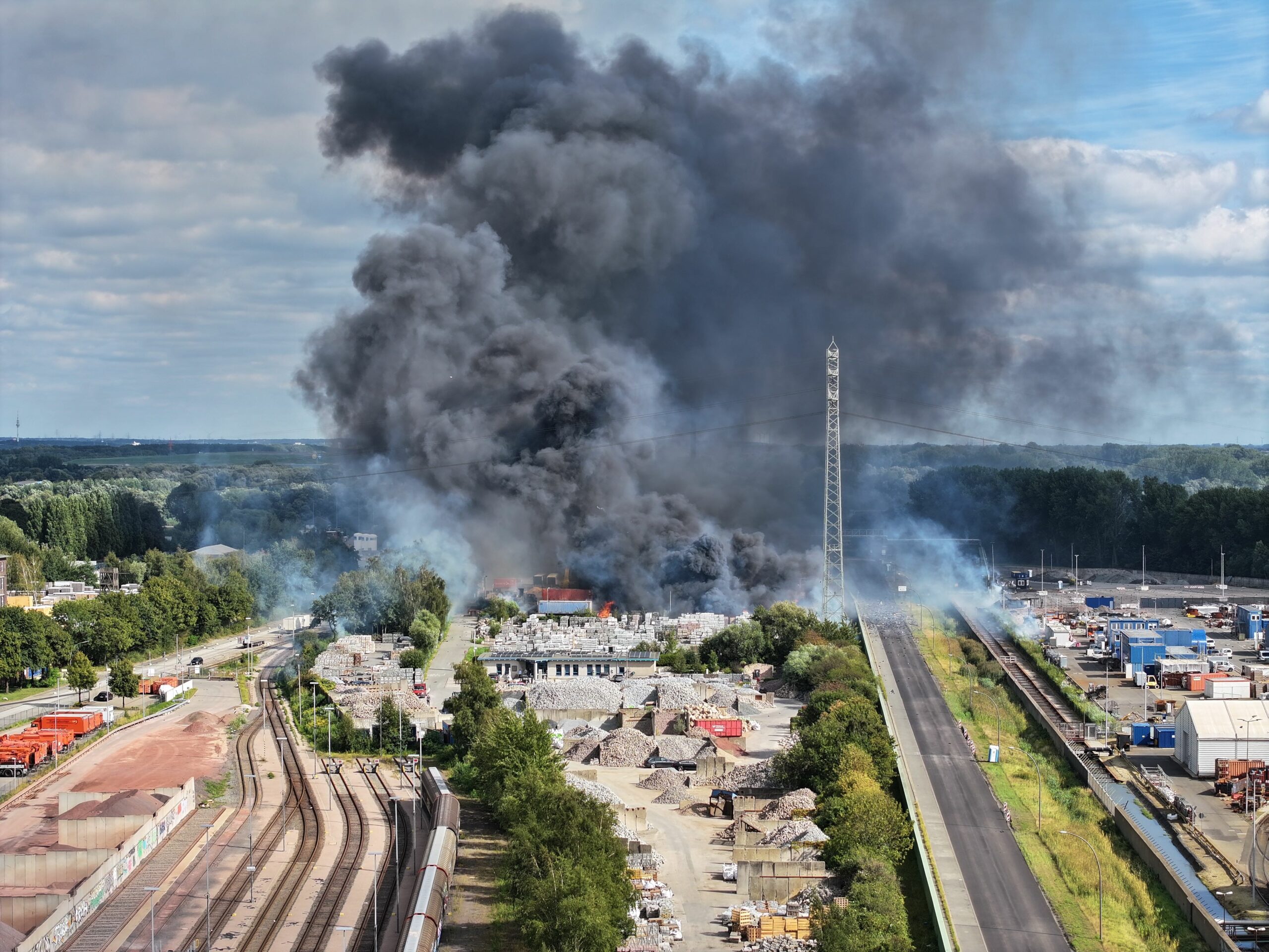 Eine riesige Rauchwolke steht über dem Unglücksort auf der Veddel.
