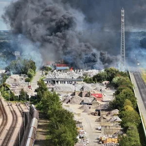 Eine riesige Rauchwolke steht über dem Unglücksort auf der Veddel.