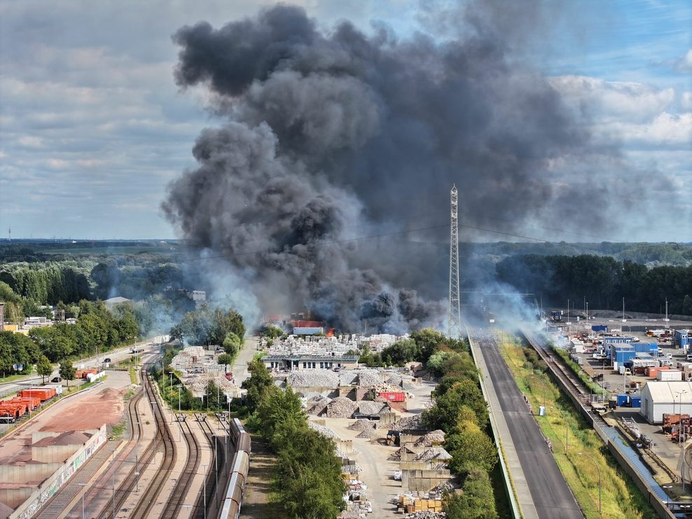 Eine riesige Rauchwolke steht über dem Unglücksort auf der Veddel.