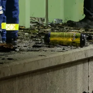 Lachgaskartuschen sind auf dem gesamten Gelände verteilt.