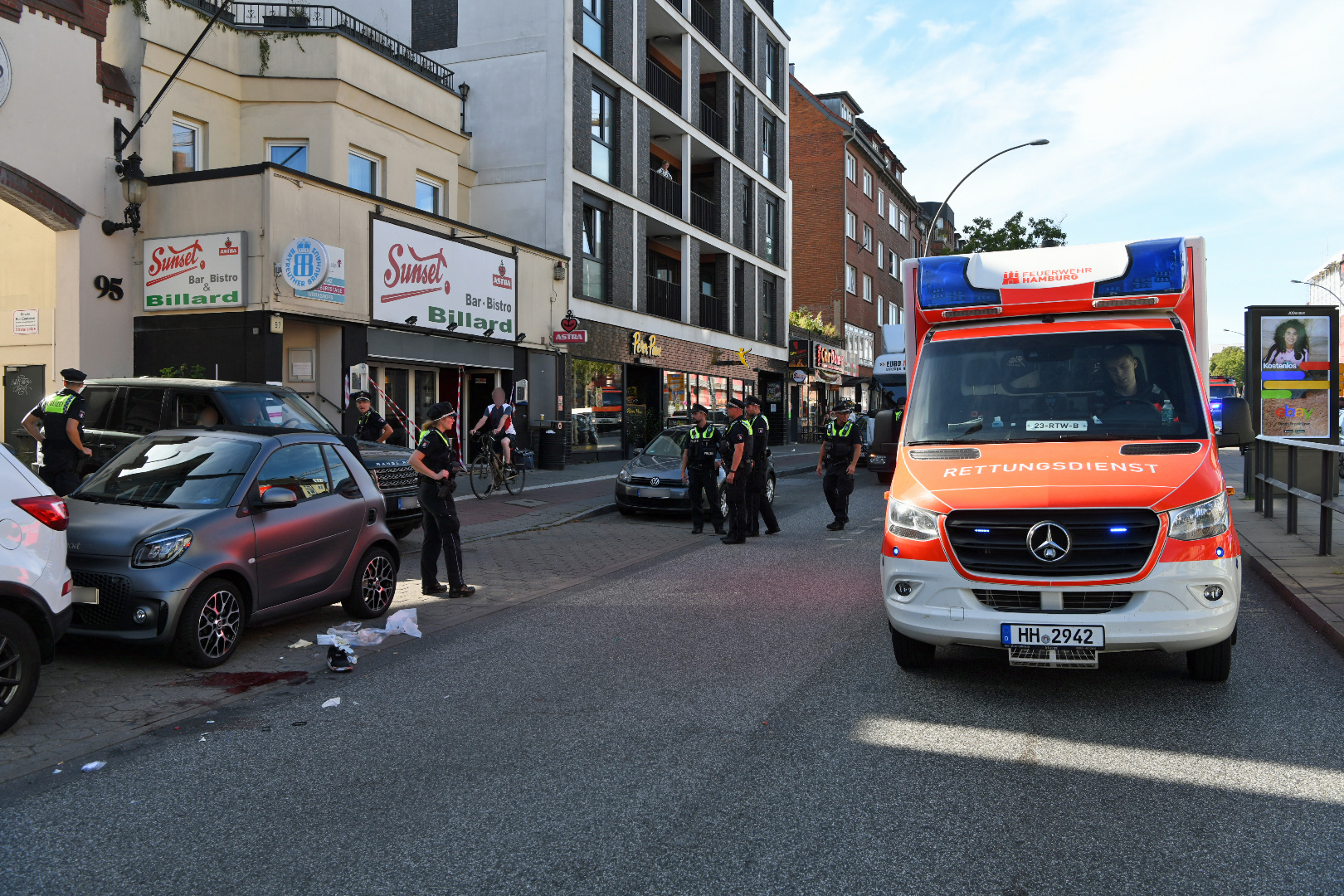 Einsatzkräfte vor Ort: Nach dem Unfall mit einem Lkw bleibt eine blutige Spur auf der Fahrbahn zurück.