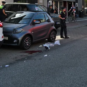 Einsatzkräfte vor Ort: Nach dem Unfall mit einem Lkw bleibt eine blutige Spur auf der Fahrbahn zurück.