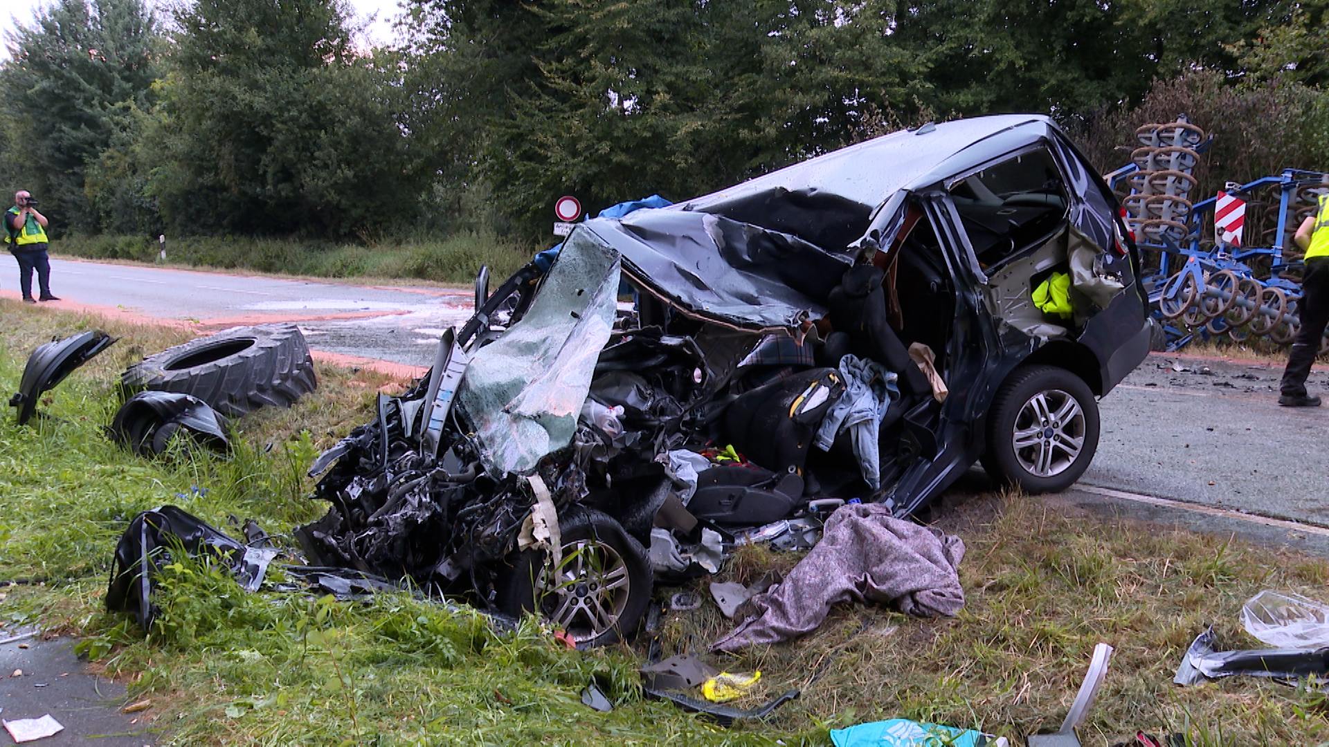 Die Wucht des Aufpralls war so stark, dass beide Fahrzeuge von der Fahrbahn geschleudert wurden. Der Ford wurde zertrümmert.