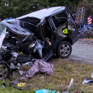 Die Wucht des Aufpralls war so stark, dass beide Fahrzeuge von der Fahrbahn geschleudert wurden. Der Ford wurde zertrümmert.