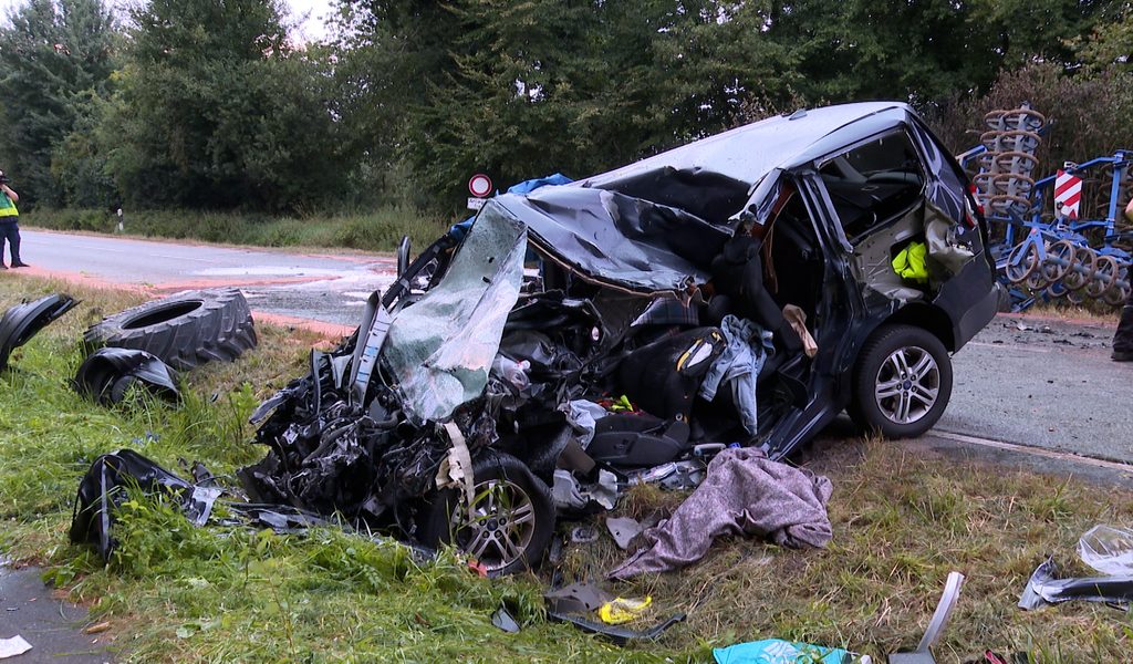 Autofahrer-stirbt-Traktor-brennt-komplett-aus-tragischer-Unfall-im-Norden