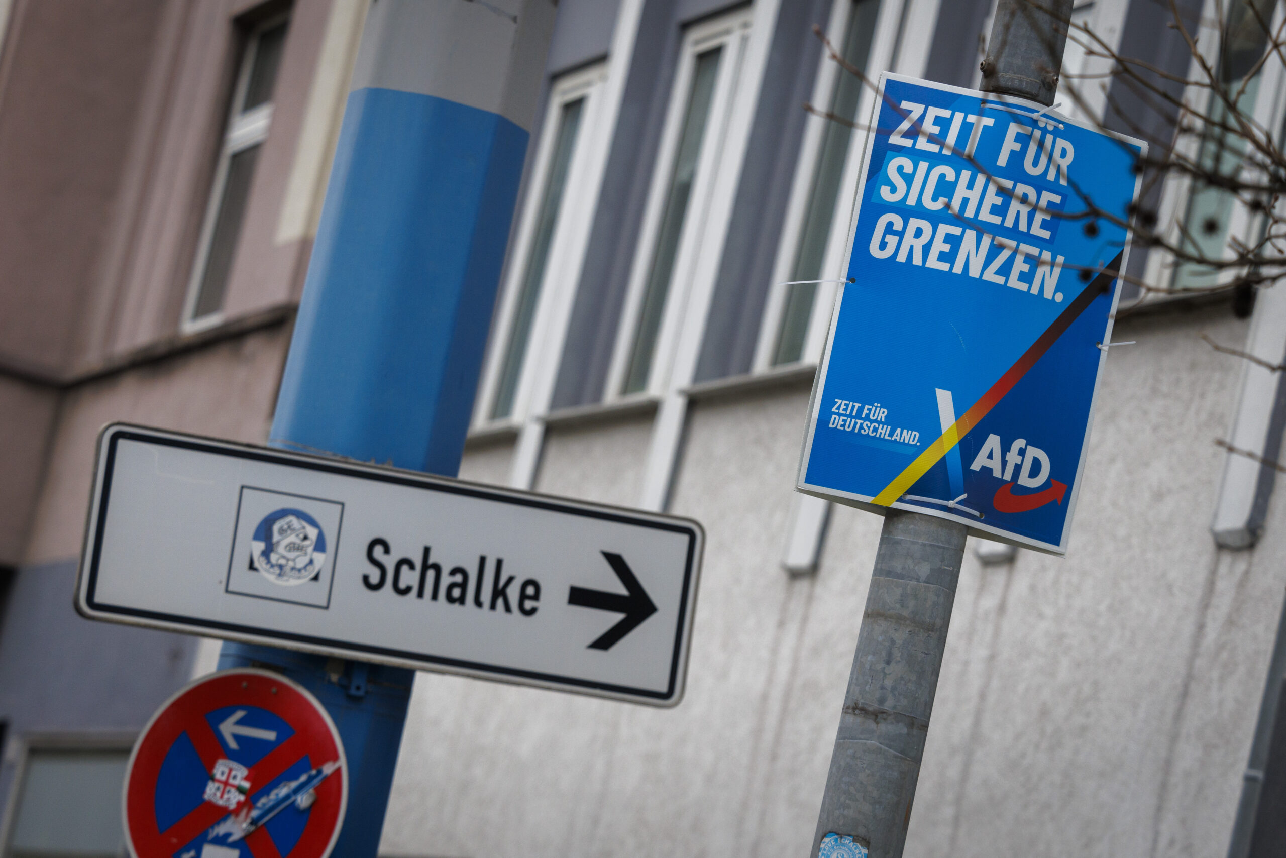 Ein Wahlplakat der AfD vor einem Straßenschild mit der Aufschrift „Schalke“ in Gelsenkirchen.