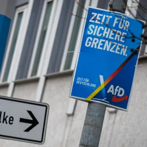 Ein Wahlplakat der AfD vor einem Straßenschild mit der Aufschrift „Schalke“ in Gelsenkirchen.