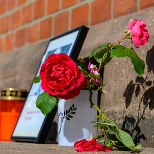 Blumen und Kerzen stehen an einem Bahngebäude. Nach dem Tod einer 16-Jährigen am Bahnhof Friedland sitzt ein Mann per Unterbringungsbefehl in einer psychiatrischen Klinik.
