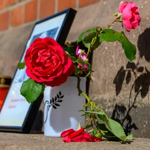 Blumen und Kerzen stehen an einem Bahngebäude. Nach dem Tod einer 16-Jährigen am Bahnhof Friedland sitzt ein Mann per Unterbringungsbefehl in einer psychiatrischen Klinik.