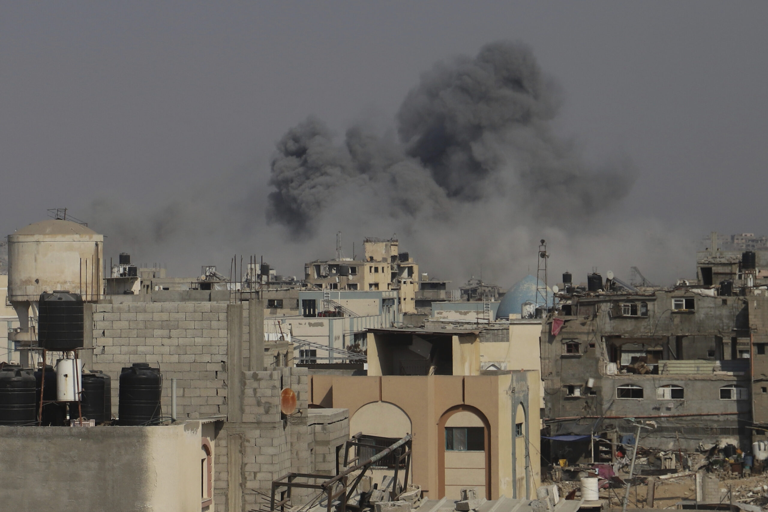Luftangriff der israelischen Armee in Chan Junis im Gazastreifen am 15.8.2025.