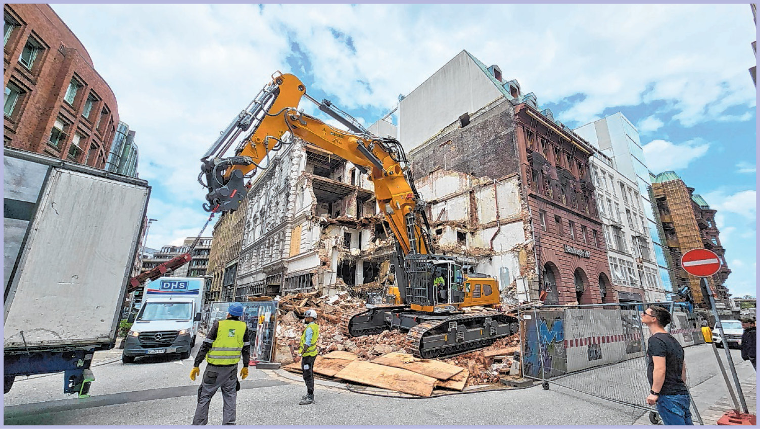 Ein gelber Abrissbagger steht auf der Baustelle auf der Ecke Poststraße/Große Bleichen.