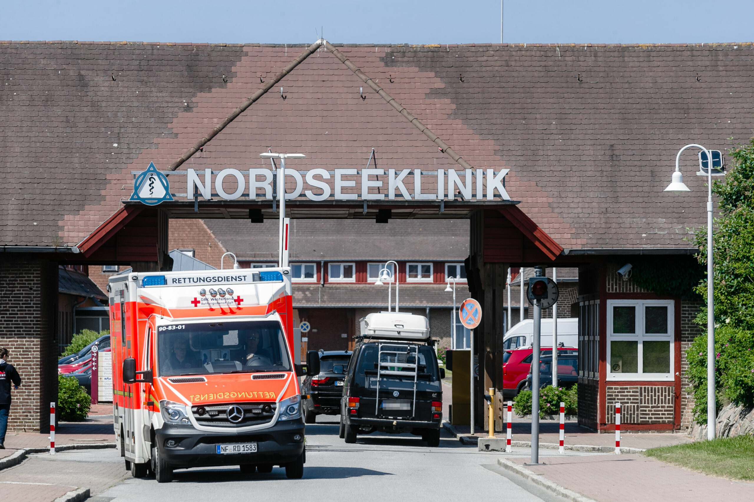 Ein Rettungswagen vor der Nordseeklinik auf Sylt.