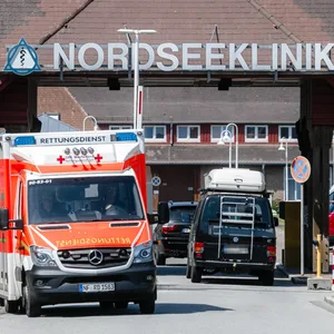 Ein Rettungswagen vor der Nordseeklinik auf Sylt.