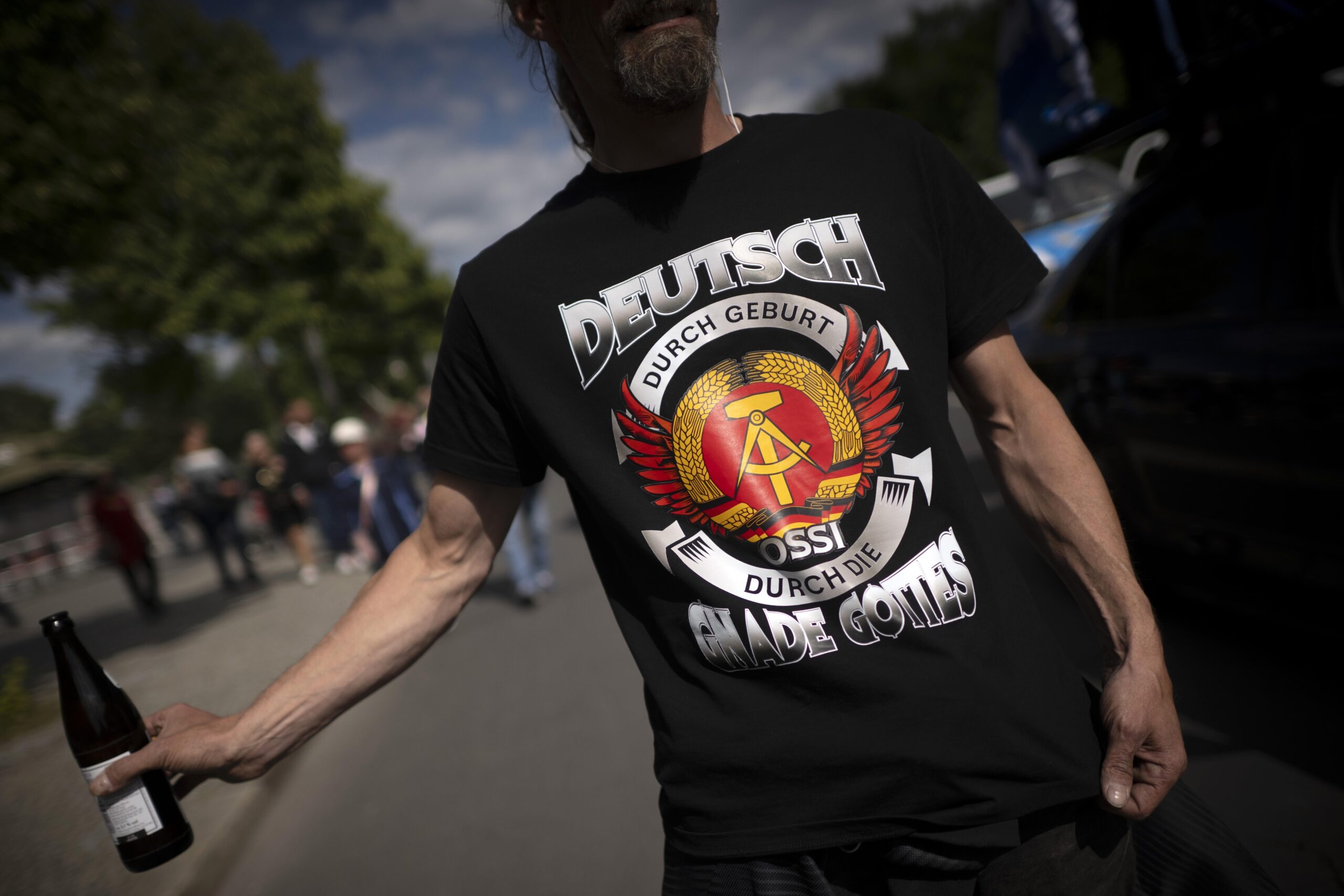 Teilnehmer einer Demo von AfD, Querdenker-Bewegung und anderen Gruppen in Berlin im Mai 2025.