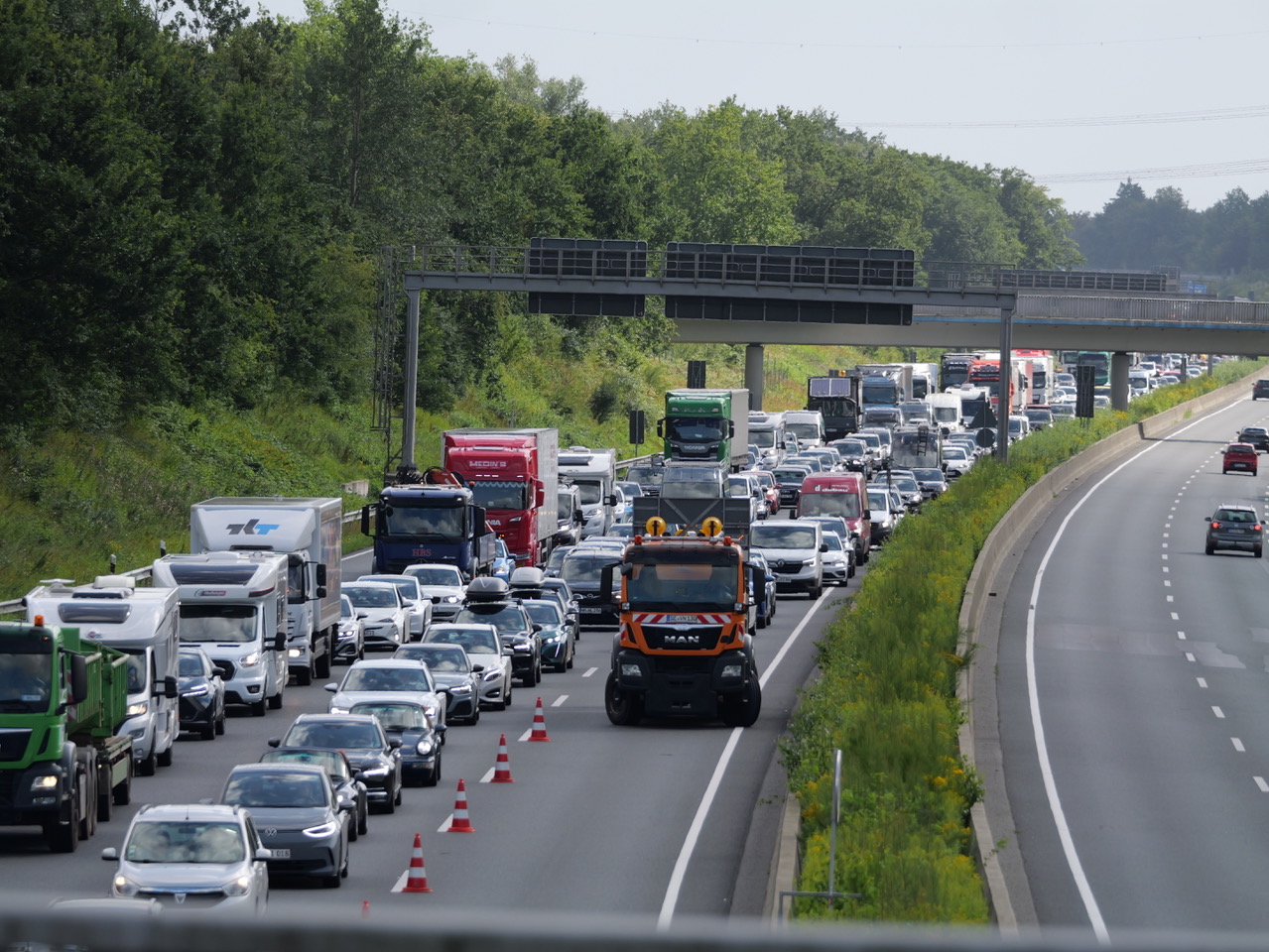 Auf zwei Spuren stauen sich die Autos auf der A7.