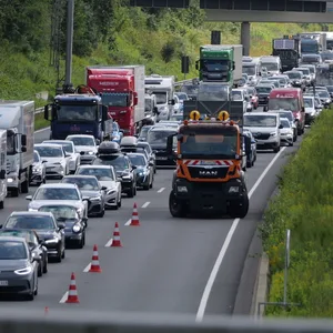 Auf zwei Spuren stauen sich die Autos auf der A7.