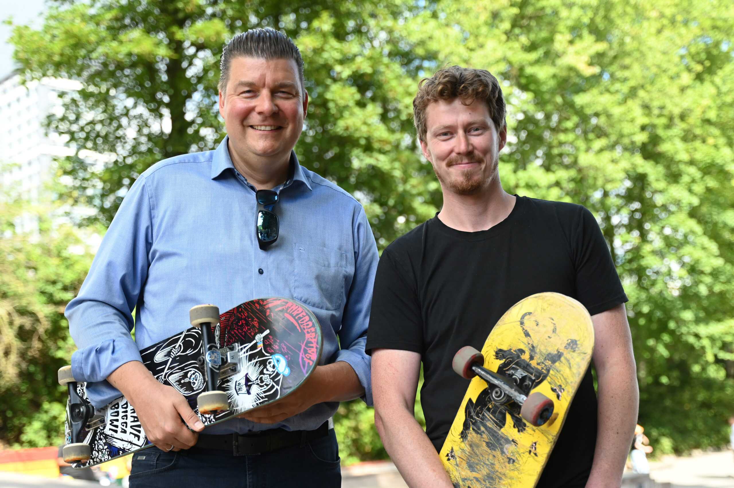 Finanzsenator Andreas Dressel (l., SPD) und Geschäftsführer des I-Punkt Skateland e. V., Philipp Lange (r.)