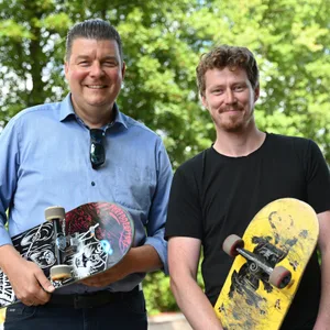 Finanzsenator Andreas Dressel (l., SPD) und Geschäftsführer des I-Punkt Skateland e. V., Philipp Lange (r.)