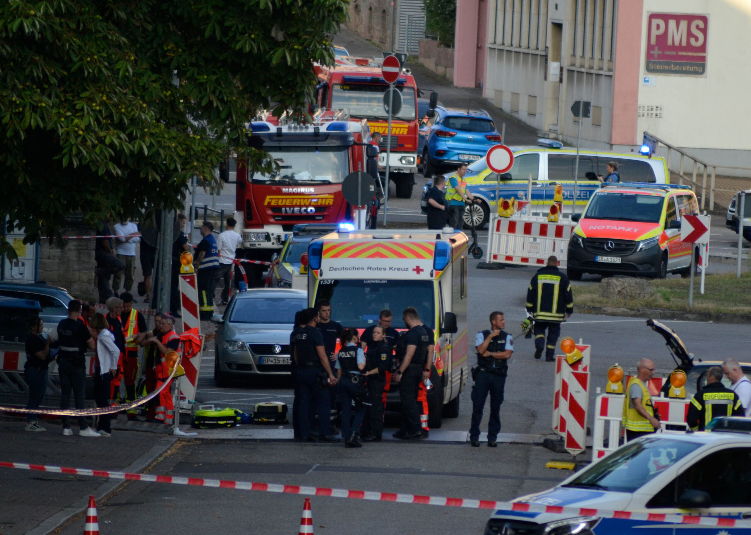 Auf einer Straße stehen viele Einsatzfahrzeuge.